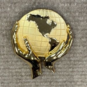 Vintage Gold Tone Whole World In Hands Brooch Pin‎ Globe Religious Symbol
